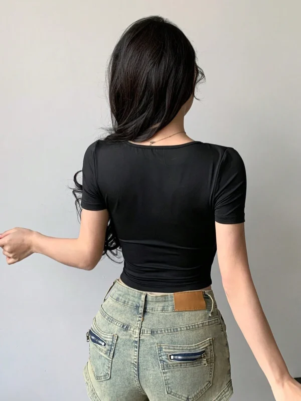 Camiseta de mujer de manga corta, escote en V, ajustada y envolvente (Shein)