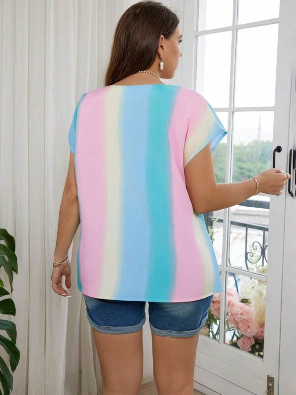 Camiseta con mangas murciélago y corte en la campana (Shein)