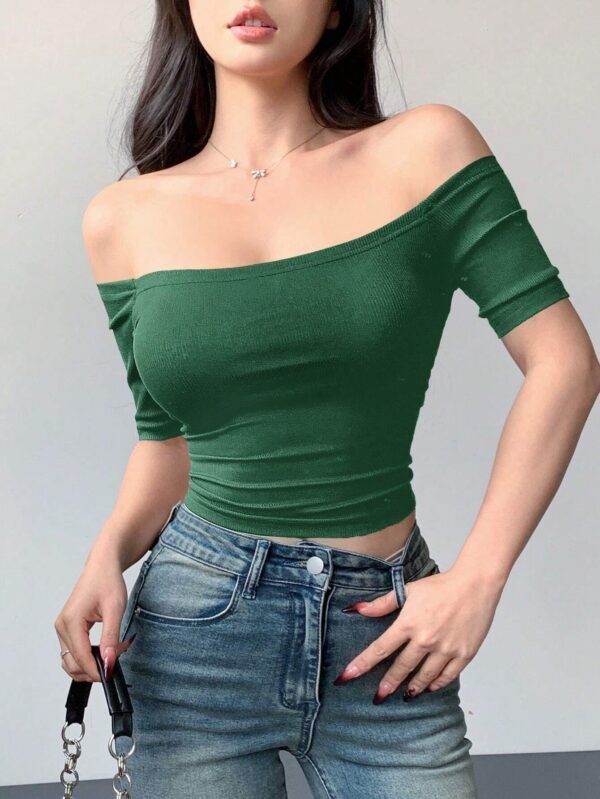 Camiseta de mujer de manga corta ceñida con hombros descubiertos (Shein)