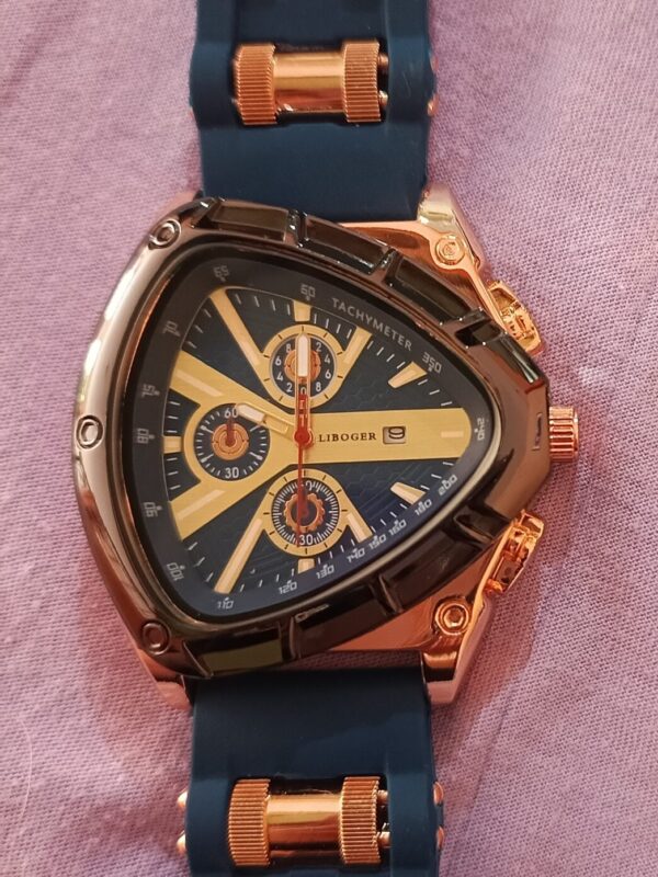Reloj triangular